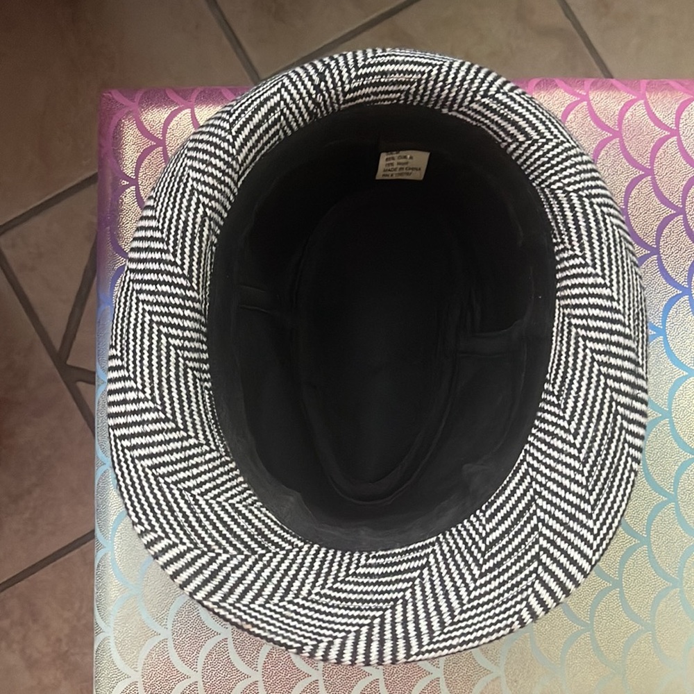 Hat 🎩 - Picture 3 of 3